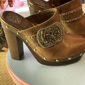 Gorgeous VINCE CAMUTO CLOGS